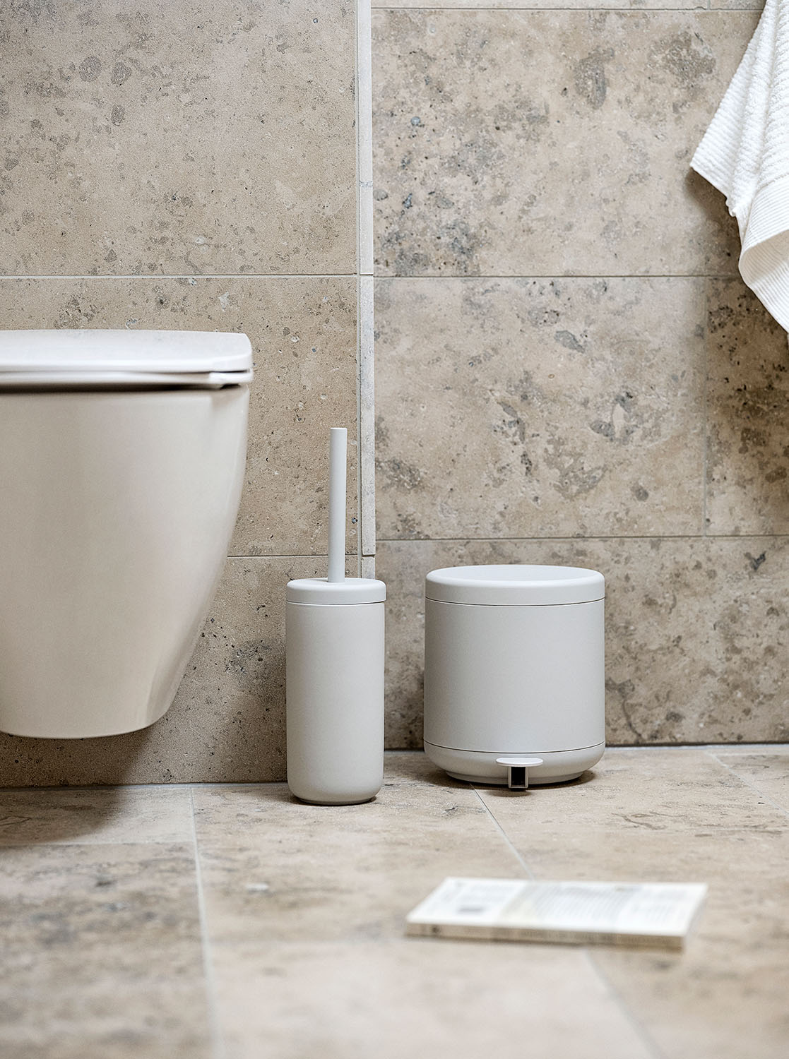 https://api-prod.royaldesign.se/api/products/image/11/zone-denmark-toalettborste-ume-taupe-3