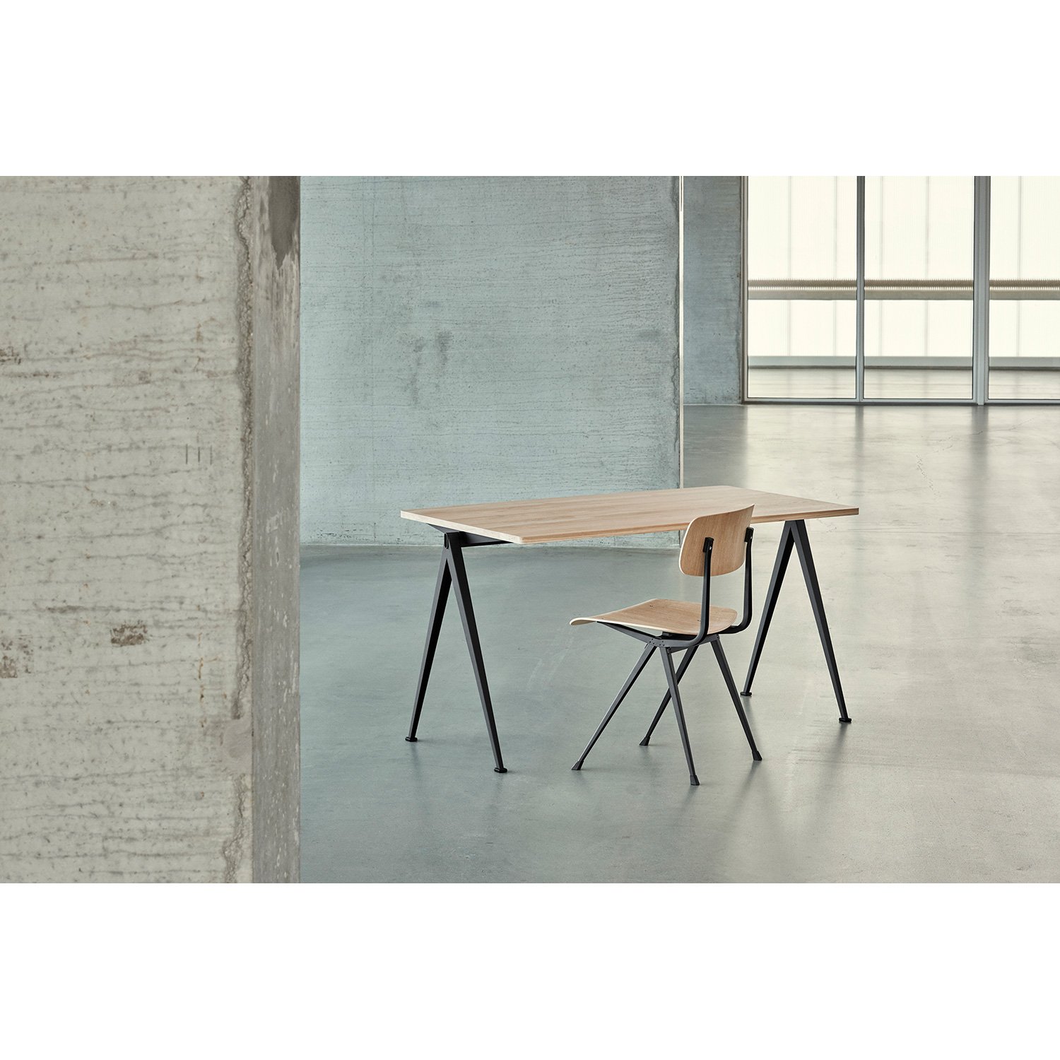 Pyramid Desk 01 140X65, Black Frame/Clear fra HAY | Rum21.no