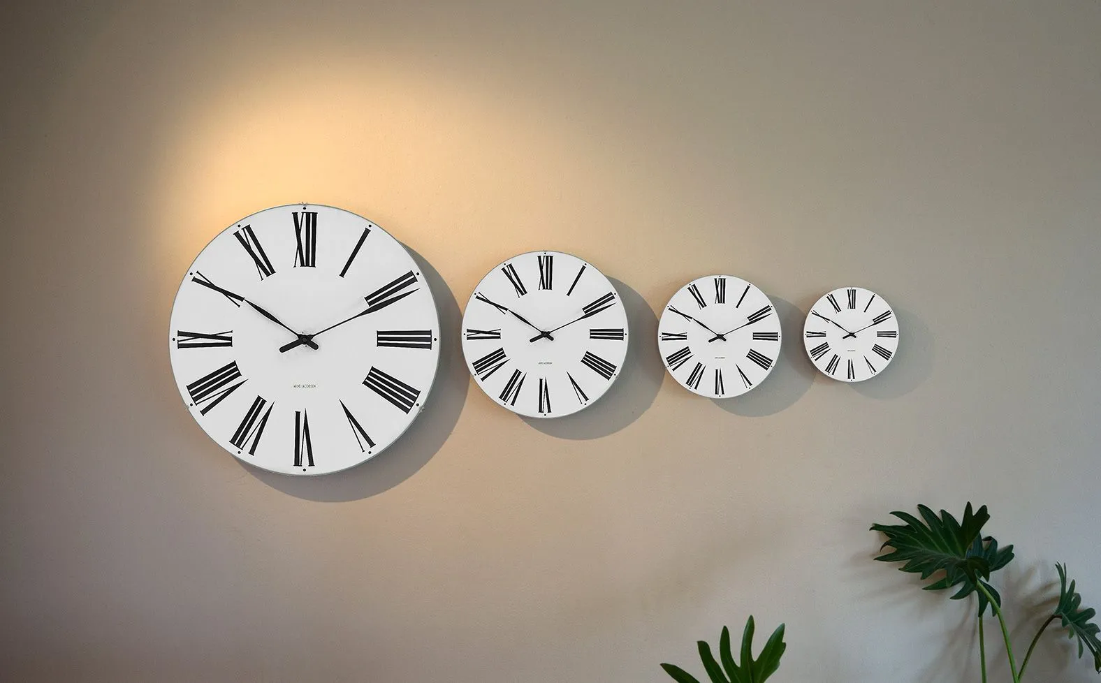 インテリア時計 ARNE JACOBSEN ORIGINAL ROMAN CLOCK 210mm Roman Wall Clock, 210 mm from Arne Jacobsen | RoyalDesign