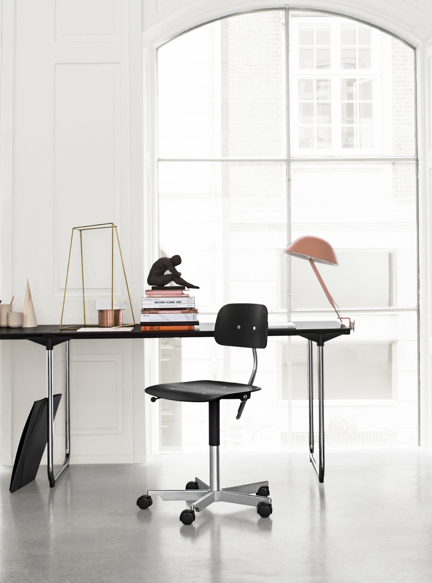 KEVI ブラック 回転式デスクチェア Kevi 2533 Office Chair, Black Veneer / Polished Aluminium
