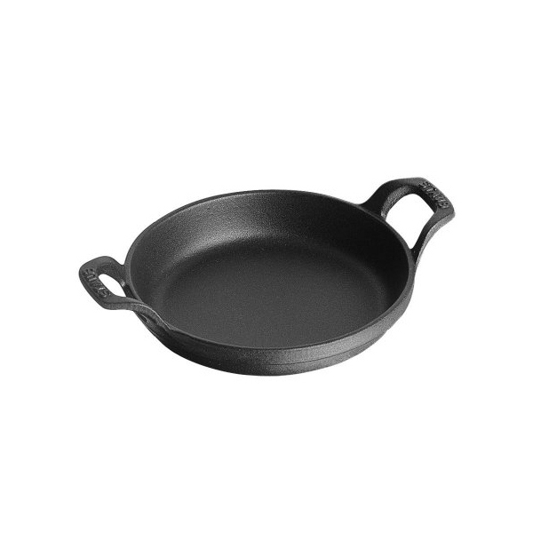 https://api-prod.royaldesign.se/api/products/image/6/staub-medium-round-dish-in-cast-iron-black-0